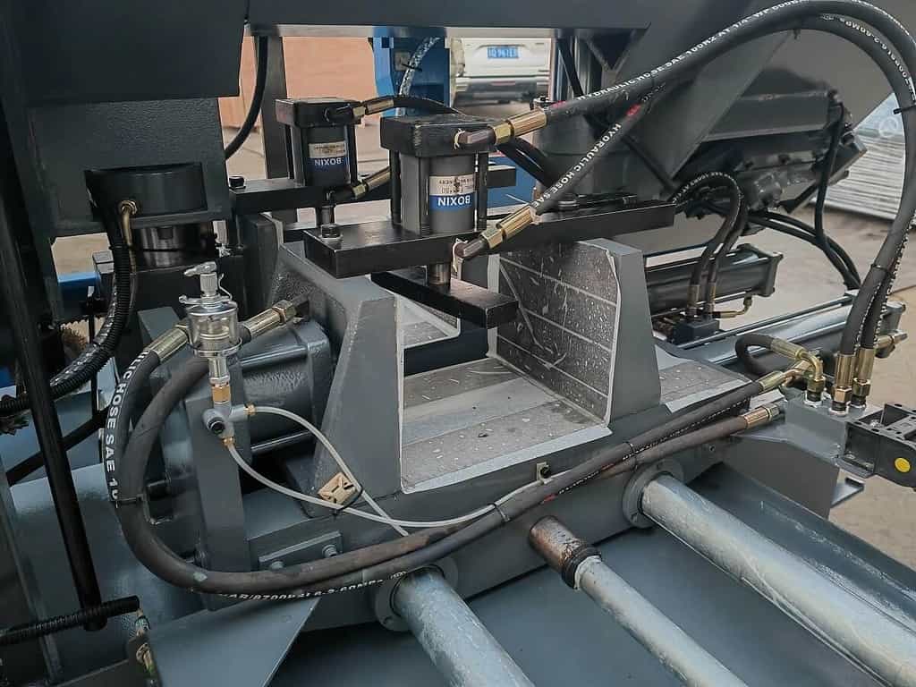 Автоматический колонный ленточнопильный станок MetalTec BS 500 CA